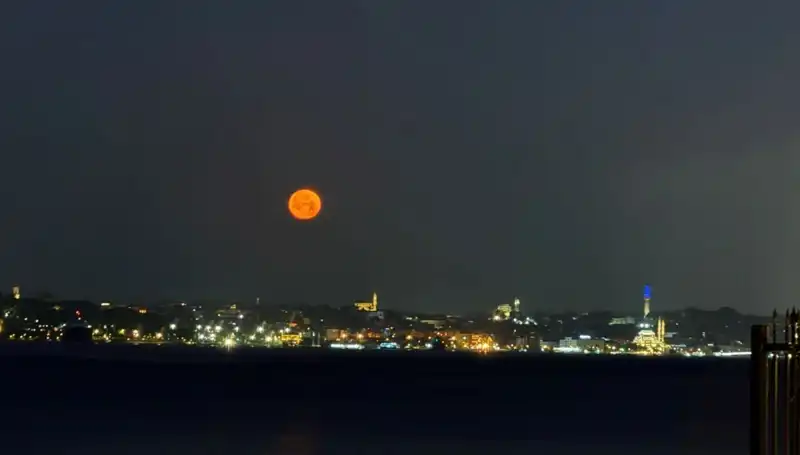 İstanbul'un Gökyüzünde Dans Eden Çilek Dolunayı: Görsel Bir Şölen
