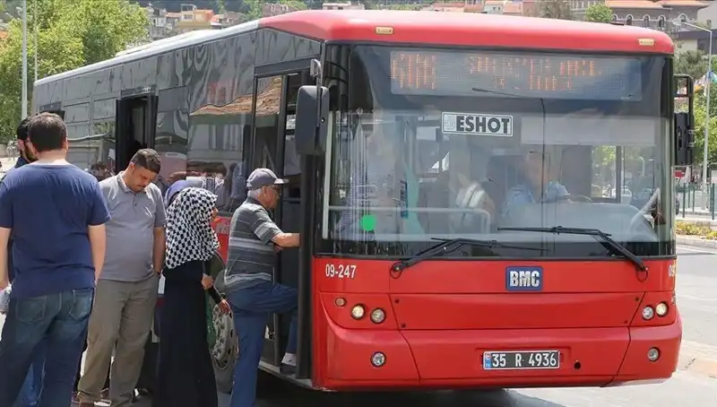 İzmir'de Öğrenci İndirimine Getirilen 30 Yaş Sınırı: Kimler Etkilenecek?
