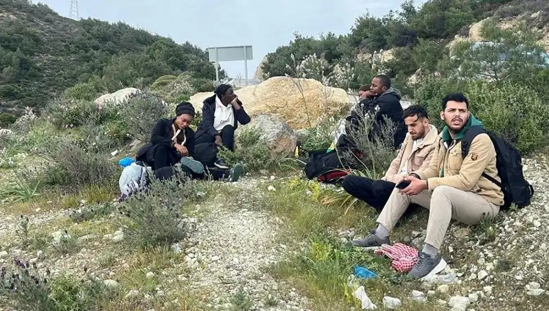 Düzensiz Göçmenlerin Türkiye'deki Kaçak Geçişi Artıyor: İki İlde 20 Kişi Yakalandı