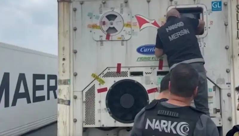 Mersin'de Uyuşturucu Operasyonu: Yüzlerce Kilo Naylon ve Hap Ele Geçirildi