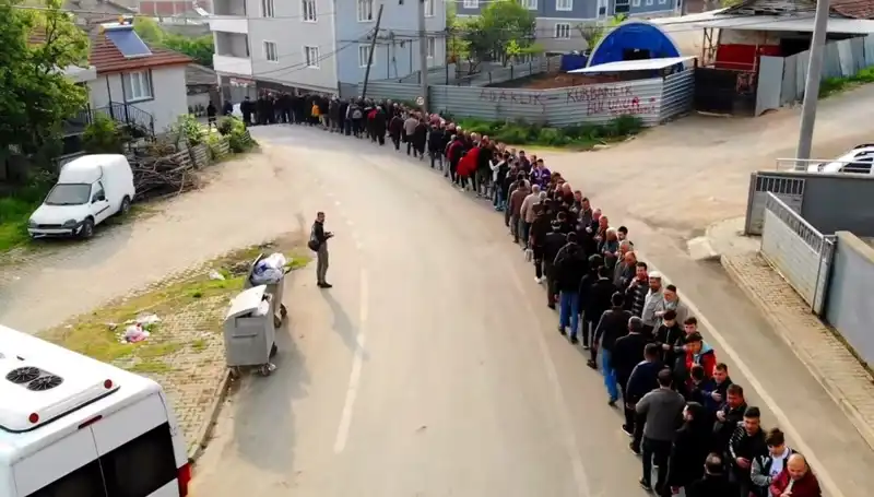 Bursa'nın O Mahallesinde Bayramlaşma Geleneği Sürüyor: 1 Kilometre Kuyruk