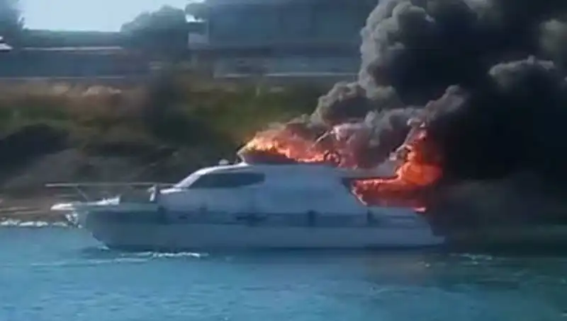 Çeşme Marina'da Motoryat Alev Alev Yandı, Nedenleri Araştırılıyor