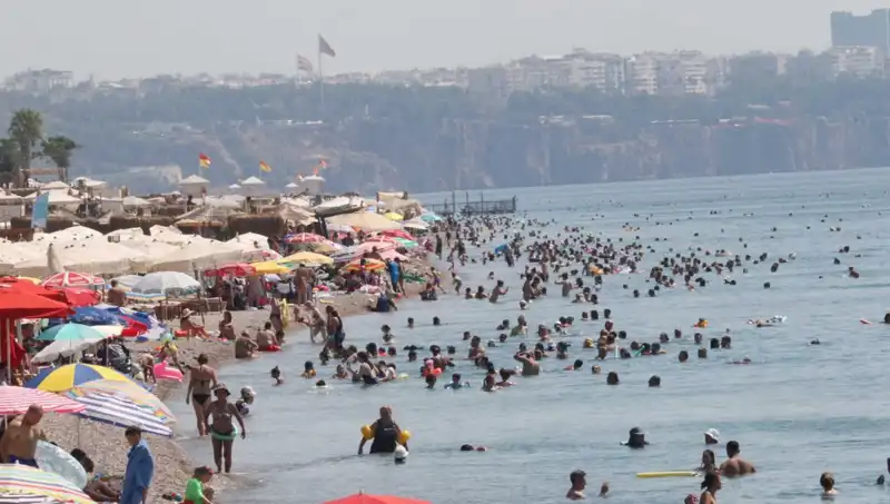 Antalya’da Deniz Suyu Sıcaklıkları Rekor Kırıyor, Plajlar Dolup Taşıyor!