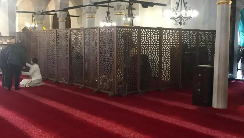 İddia: Kadın-Erkek Yan Yana Teravih Namazı Kıldı, Gerçek Ne?