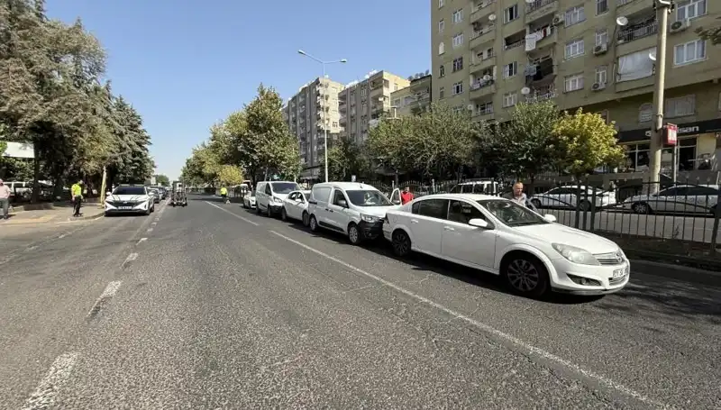 : Diyarbakır'da Korkunç Kaza! Beş Araç Birbirine Girdi