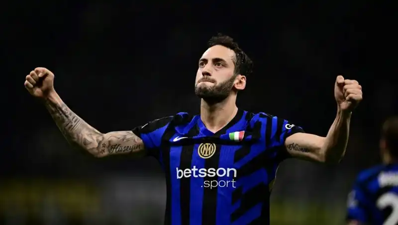 Hakan Çalhanoğlu Tatilde, Inter'den Kritik Kamp Duyurusu Bekleniyor!